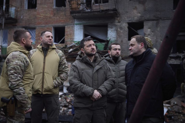 Volodymyr Zelenskyj si prezrel zničené budovy v meste Vyžgorod na predmestí Kyjeva
