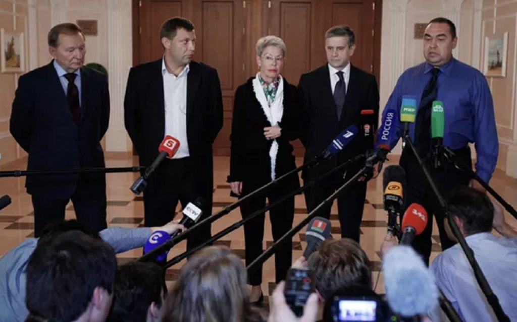 Bývalý ukrajinský prezident Leonid Kučma (vľavo), podpredseda vlády DĽR Andrej Purgin, samozvaný premiér DĽR Alexander Zacharčenko, ruský veľvyslanec na Ukrajine Michail Zurabov (vpravo) a Heidi Tagliaviniová (šiesta zľava), zástupkyňa úradujúceho predsedu OBSE pre urovnanie konfliktu na Ukrajine, počas zasadnutia trojstrannej kontaktnej skupiny pre Ukrajinu v bieloruskom Minsku