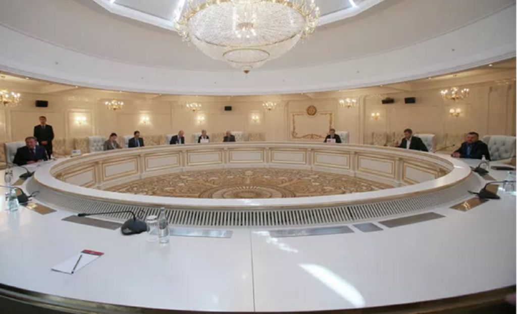 Minské dohody pri okrúhlom stole v roku 2015. Bývalý ukrajinský prezident Leonid Kučma (vľavo), podpredseda vlády DĽR Andrej Purgin, samozvaný premiér DĽR Alexander Zacharčenko, ruský veľvyslanec na Ukrajine Michail Zurabov (sprava doľava) a Heidi Tagliaviniová (šiesta zľava), zástupkyňa úradujúcej predsedníčky OBSE pre urovnanie konfliktu na Ukrajine, počas zasadnutia trojstrannej kontaktnej skupiny o Ukrajine v bieloruskom Minsku