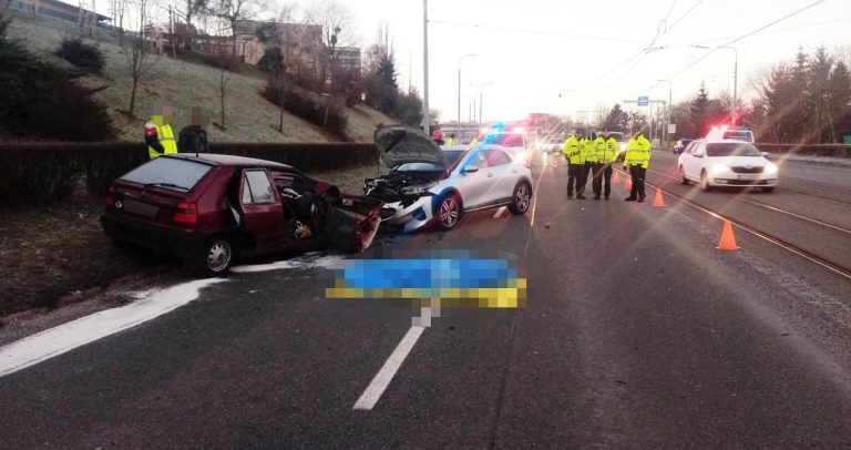 Pri čelnej zrážke dvoch áut v Košiciach zahynul jeden z vodičov