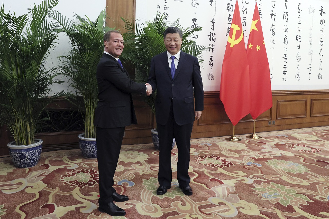 Dnešné Medvedevovo stretnutie so Si Ťin-pchingom na pozadí Putinových jednaní v Bielorusku. Čo zariaďoval?
