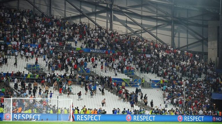 Na snímke anglickí fanúšikovia utekajú pred Rusmi počas zápasu majstrovstiev Európy 2016 v Marseille.