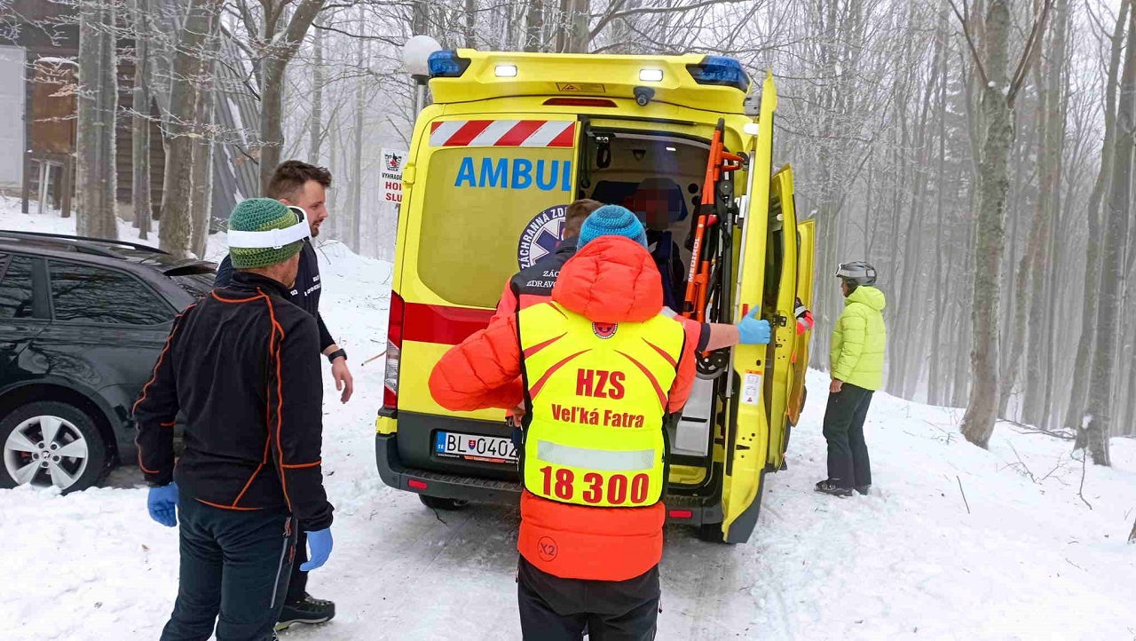 HZS: Horskí záchranári pomáhali lyžiarovi, ktorý spadol zo sedačkovej lanovky