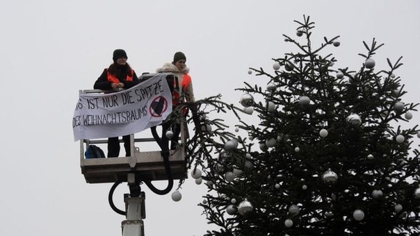 Klimatické aktivistky znepríjemňujú ľuďom aj Vianoce. Takto vyvádzali na historickom mieste