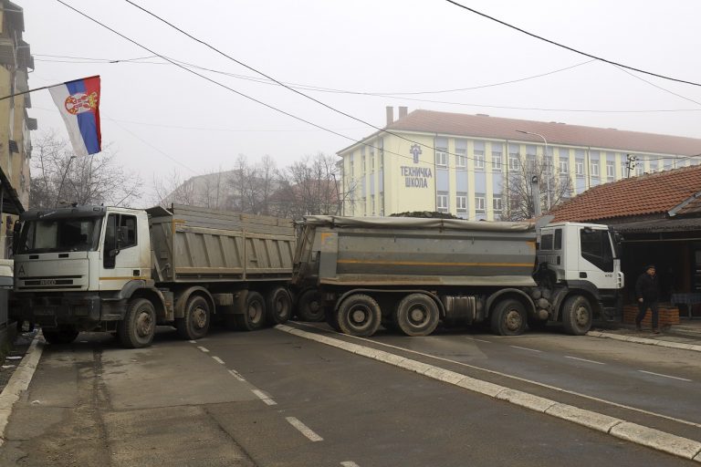 Kosovskí Srbi začali blokovať cesty v meste Mitrovica