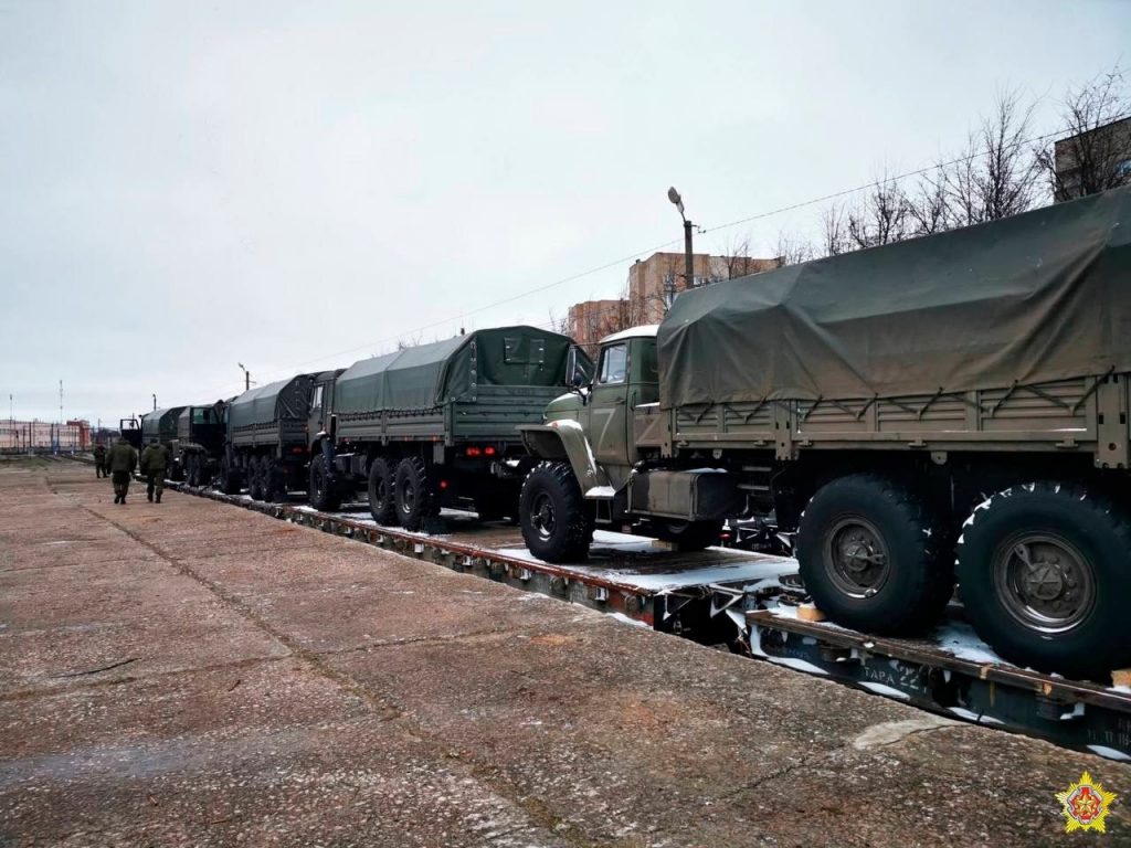 Do Bieloruska dorazil ďalší vlak s vojenským vybavením.