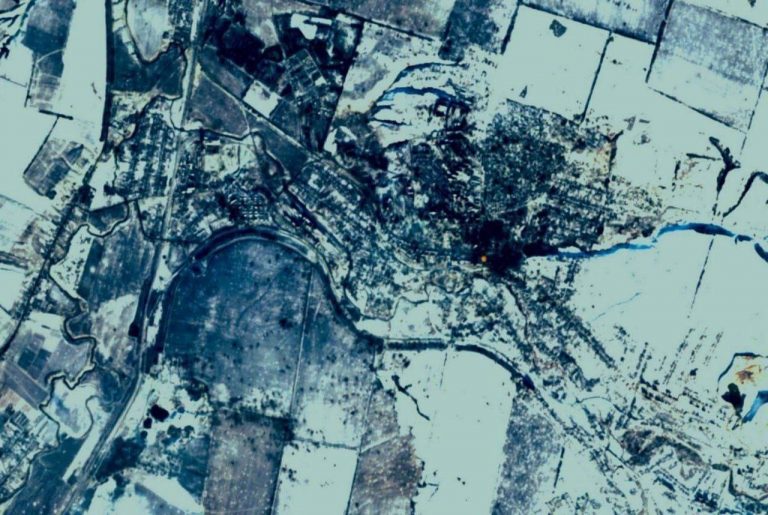 Satelitné fotografie Soledaru. Na snímke sú vidieť početné krátery po delostreleckých úderoch a ohniská požiarov.