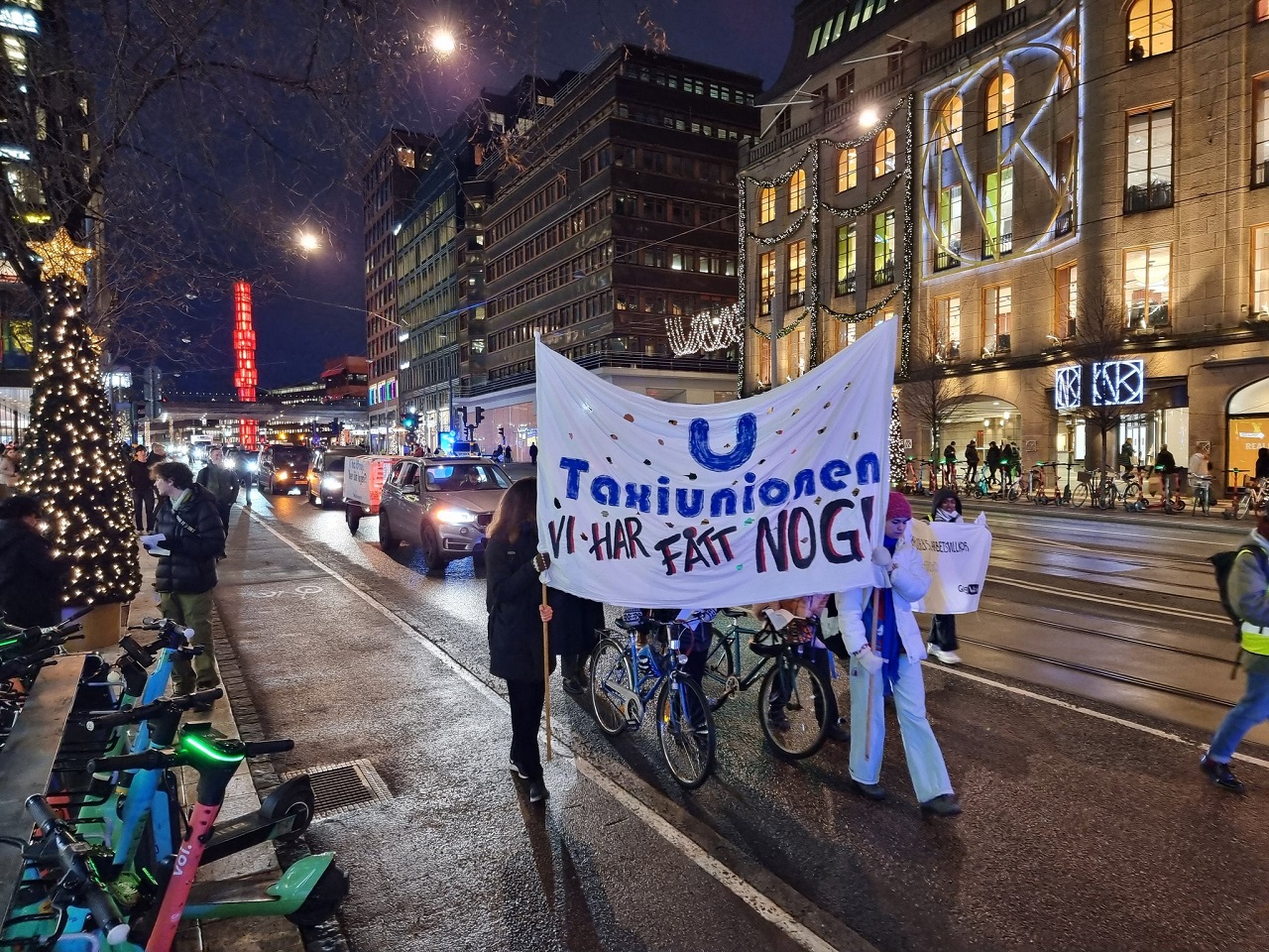 “Koniec hry s Uberom”: Štokholmský štrajk vodičov Uberu a Boltu