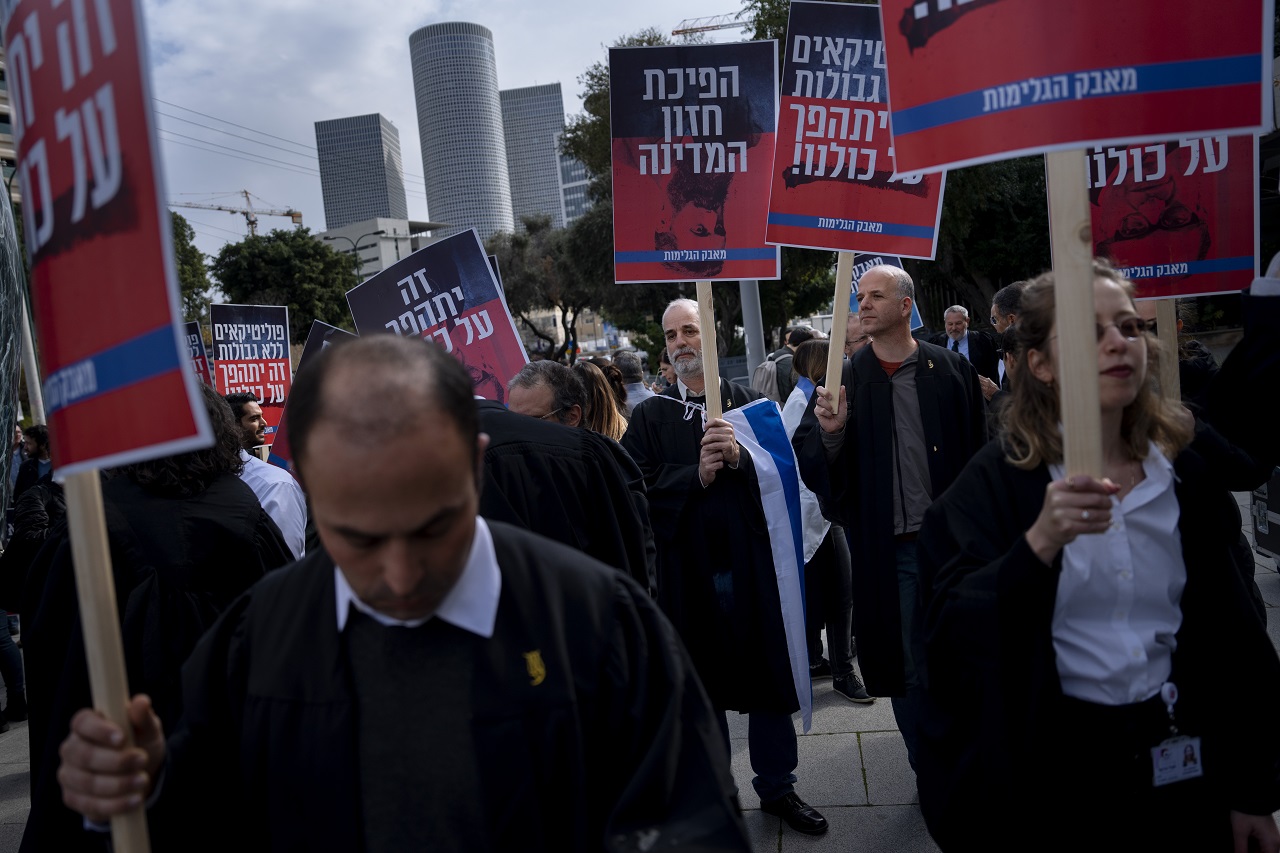 Desaťtisíce Izraelčanov protestujú proti plánom Netanjahuovej vlády na revíziu súdnictva