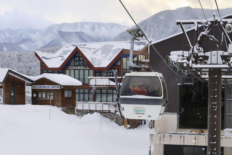 Lavína v Nagane si vyžiadala dva životy; zahynul aj americký lyžiar