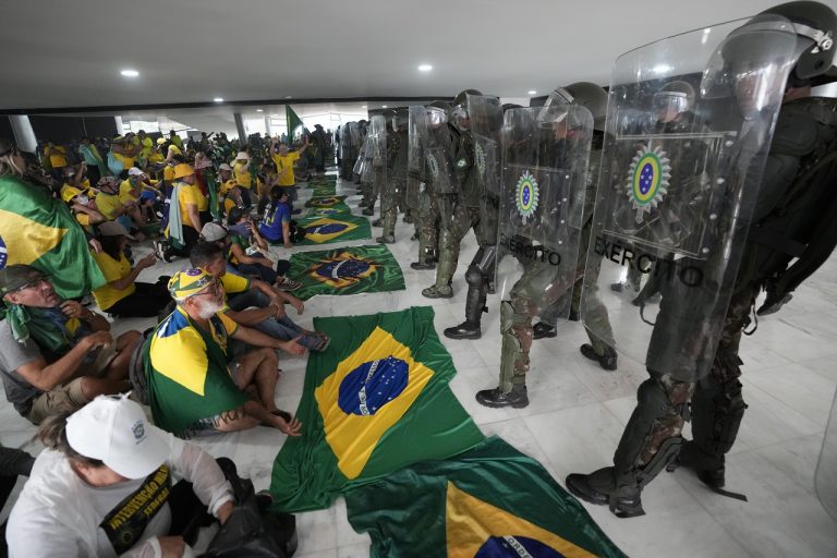 Brazílska polícia po útoku na vládne budovy zatkla stovky osôb