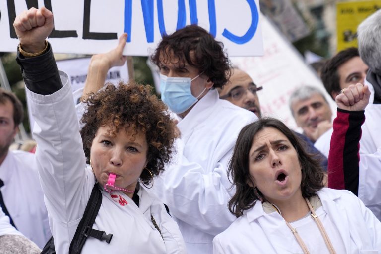 Lekári počas celonárodného štrajku v Paríži