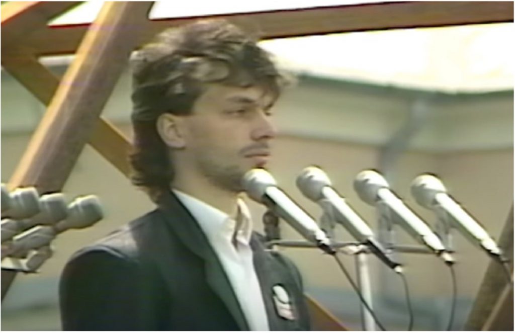 fotografia mladého Viktora Orbána z roku 1989, ako prednáša prejav, ktorý odštartoval jeho politickú kariéru
