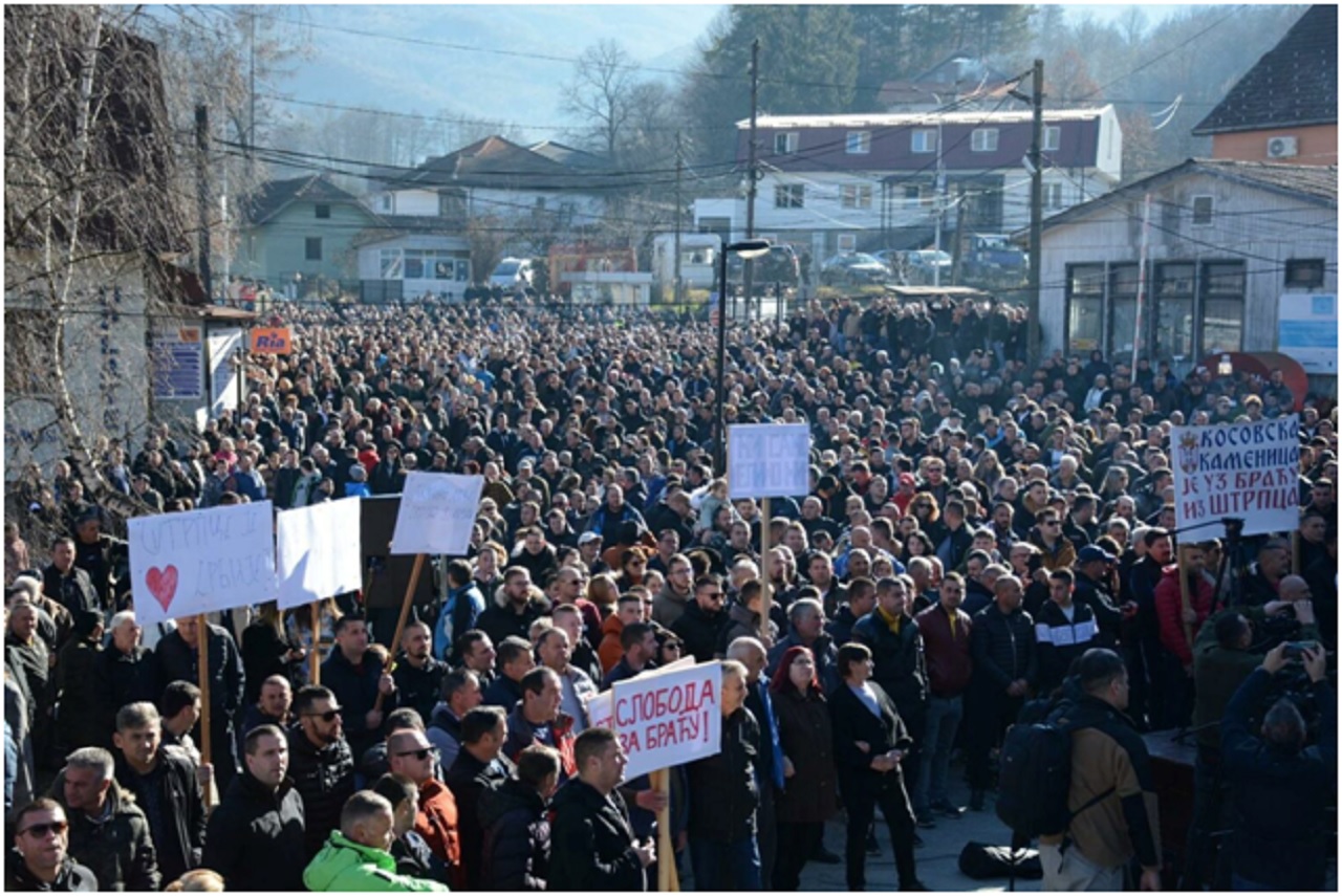 Tisíce ľudí protestovali proti ozbrojenému útoku na Srbov v kosovskom meste Strpce