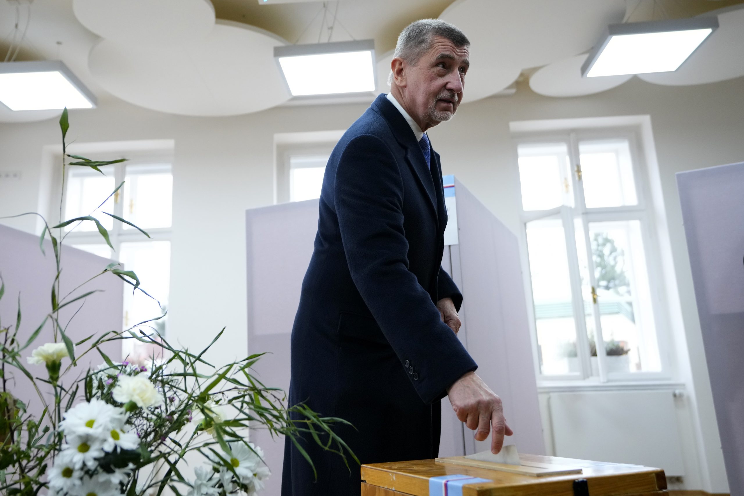 Prvé kolo českých prezidentských volieb skončilo. Začalo sa sčítavanie hlasov