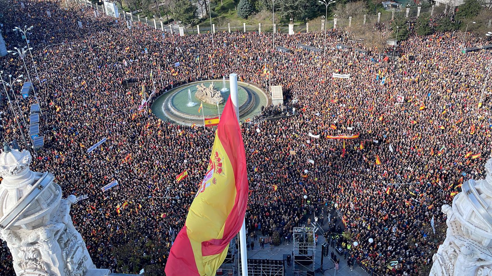 Desaťtisíce ľudí sa zhromaždili v Madride na protest proti diktátorskému postupu vlády