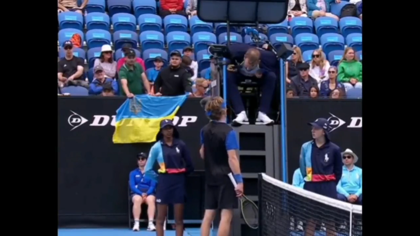 Ďalší incident na Australian Open: Ukrajinská vlajka pred tvárou Rubľova. Reakcia Rusa prekvapila