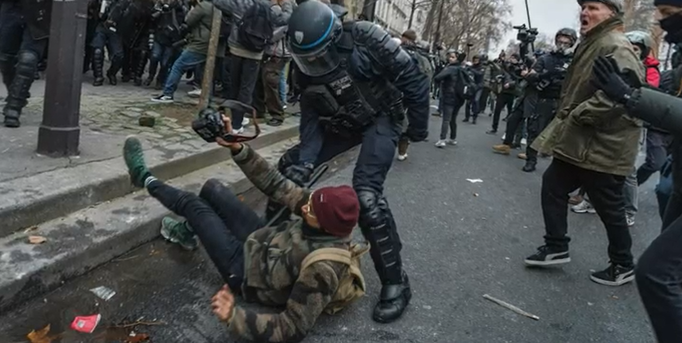 Francúzsky policajt brutálne zaútočil na fotografa. Museli mu amputovať semenník