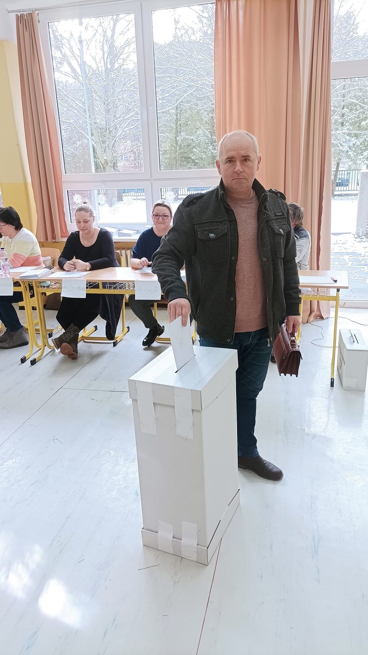 Jozef Hrdlička predseda KSS hlasuje v referende