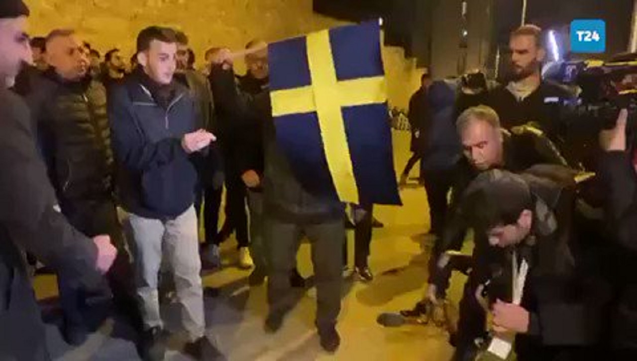 Tureckí protestujúci spálili švédsku vlajku