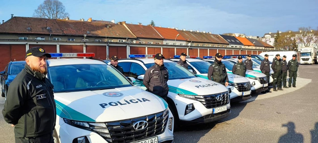 Úrad hraničnej a cudzineckej polície si prevzal 12 nových áut za 402.203 eur