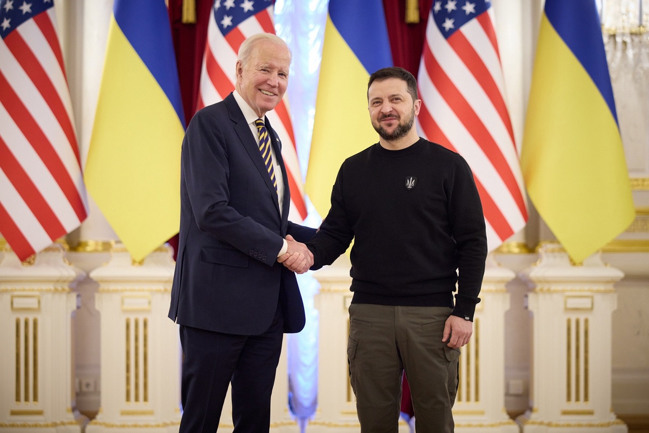 Biden pricestoval do Kyjeva. Sľúbil viac ako 700 tankov a tisíce obrnených vozidiel. Kremeľ o návšteve vedel