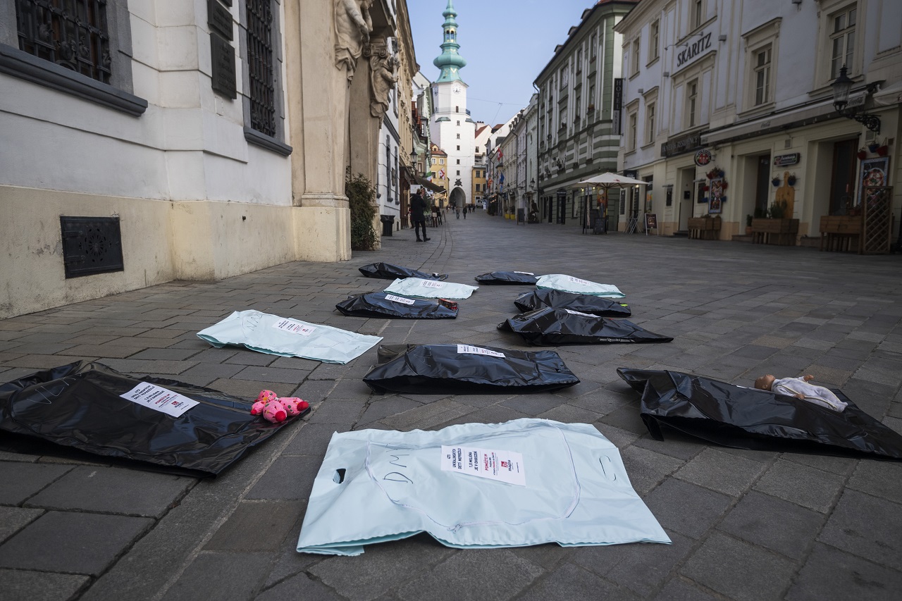 Inštalácia zobrazujúca telá detských obetí upozorňuje na potrebu pomoci Ukrajine