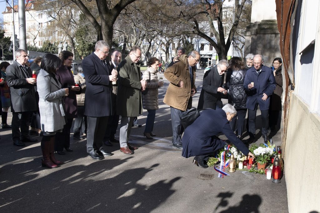 Veľvyslanci 25 krajín a zástupcovia diplomatických misií si uctili pamiatku Jána Kuciaka a Martiny Kušnírovej pri symbolickom pamätníku na Námestí SNP v Bratislave