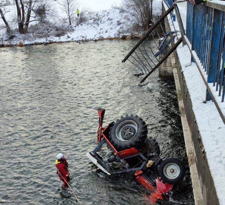 Pri Liskovej spadol traktor do rieky