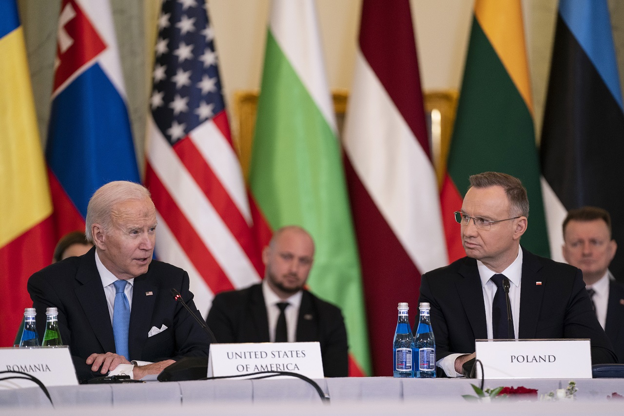 Bidenova návšteva Poľska: Kto a za čo si vyslúžil “potľapkanie” po pleci