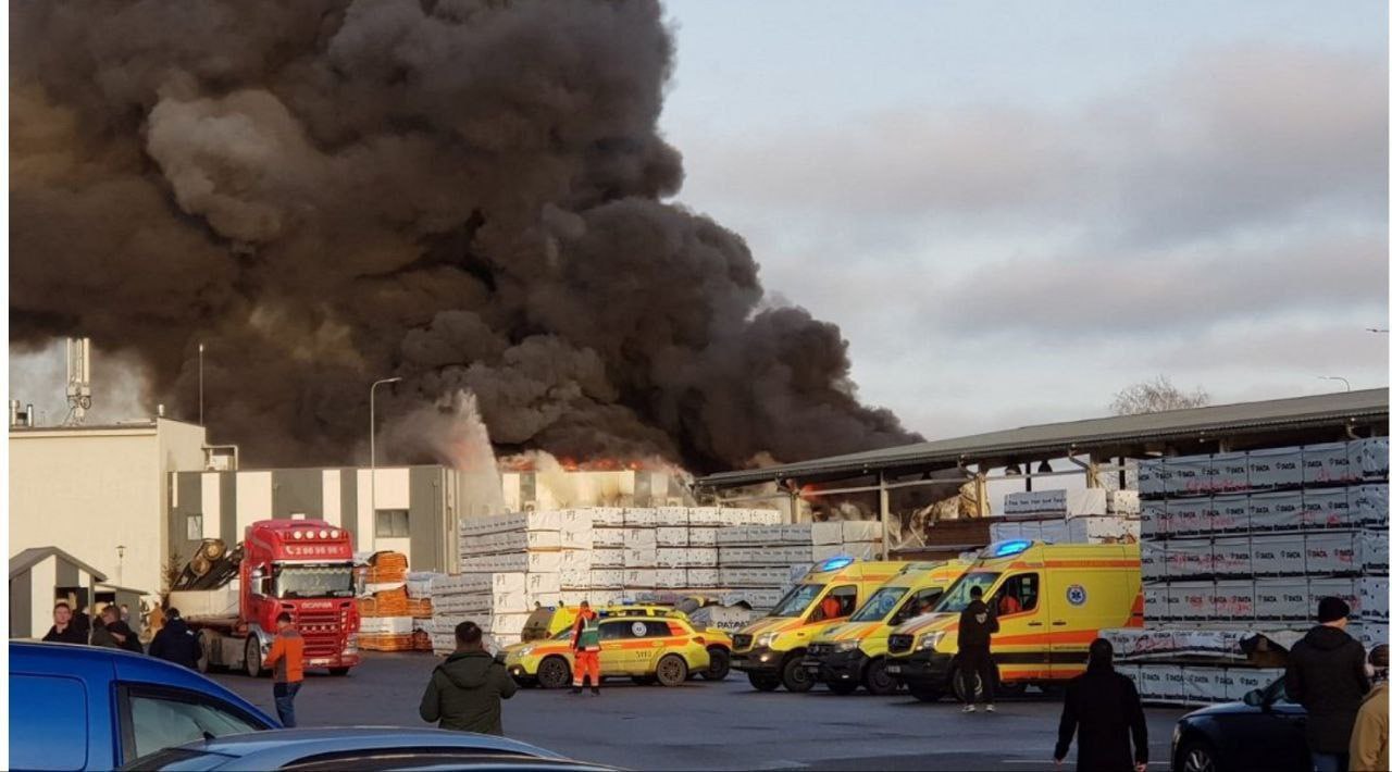 V Lotyšsku vypukol požiar v továrni na výrobu dronov pre Ukrajinu a NATO