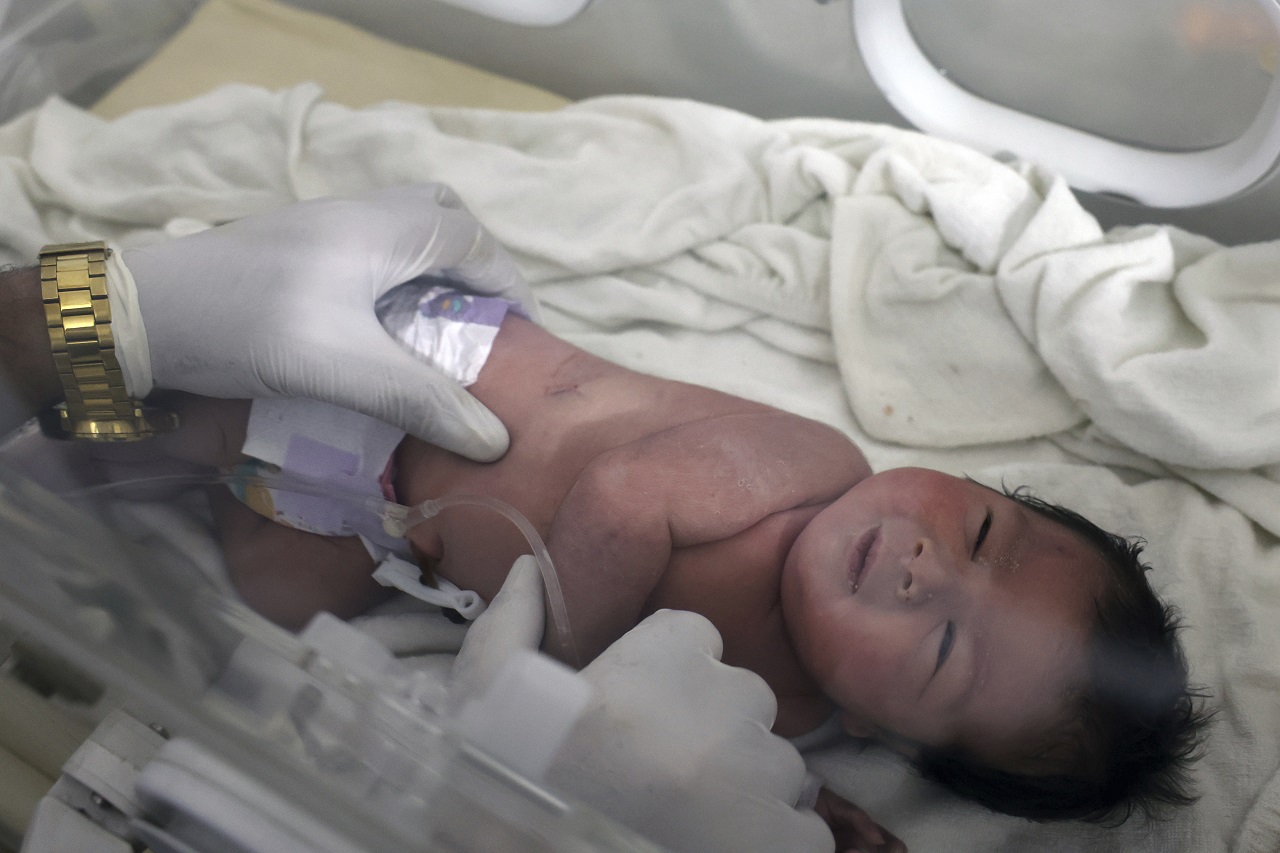 Zázračné dievčatko: Narodila sa pod troskami po zemetrasení. S mamou bola stále spojená pupočnou šnúrou