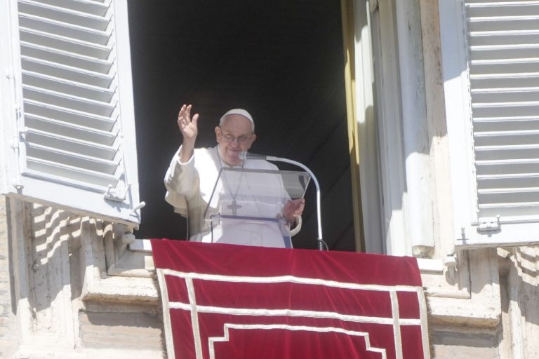 Pápež František po nešťastí v Taliansku odsúdil prevádzačov migrantov