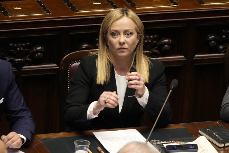 Giorgia Meloniová odpovedá na otázky v talianskom parlamente