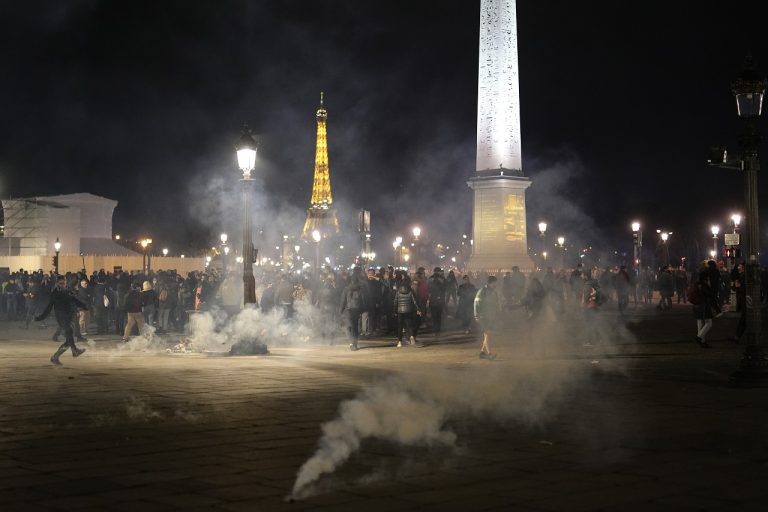 Paríž: Polícia rozháňala demonštrantov proti reforme dôchodku slzotvorným plynom