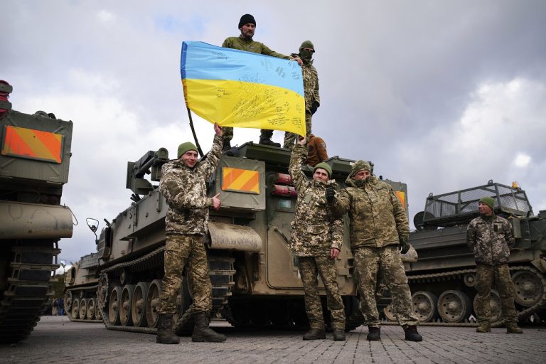 Ukrajinskí vojaci na britskej základni Bovington Camp