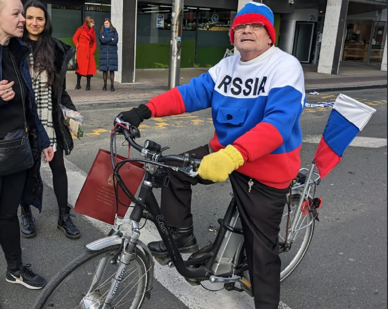 76-ročný Belgičan, už niekoľko mesiacov jazdí po uliciach na bicykli vo farbách ruskej vlajky
