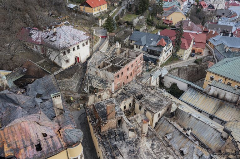Na snímke z dronu poškodené budovy v centre po požiari v Banskej Štiavnici