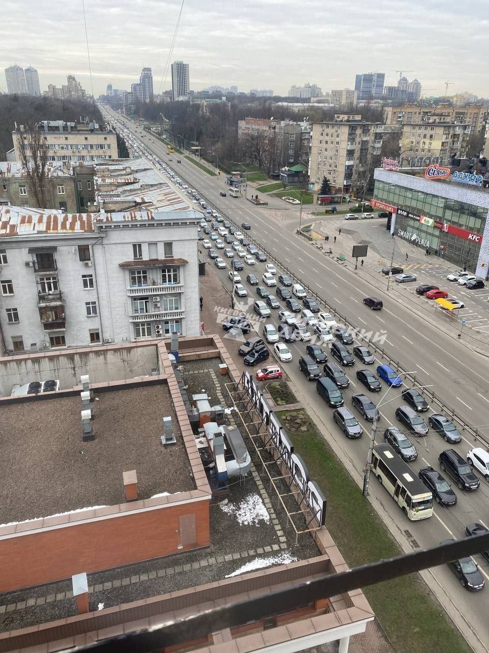 Obrovská dopravná zápcha na Berestijskom bulvári (bývalý bulvár Víťazstva) v Kyjeve