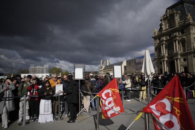 Zamestnanci Louvru na protest zablokovali vstup do múzea