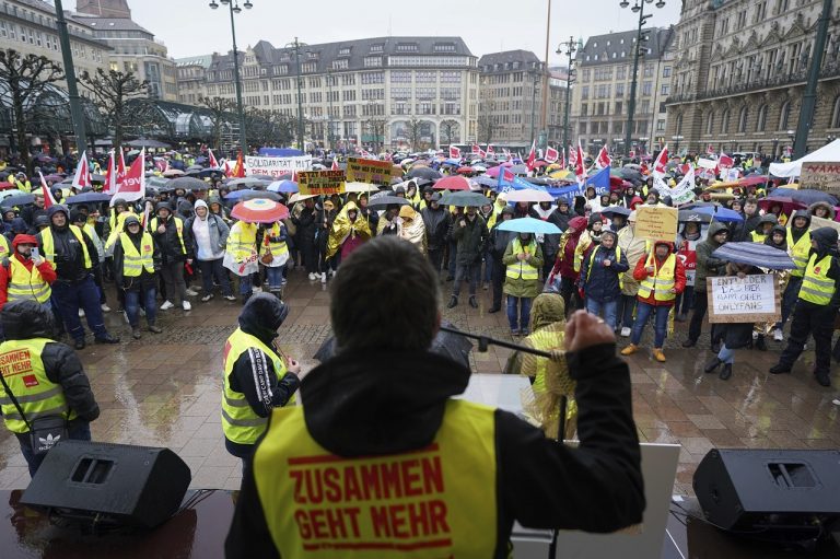 Zamestnanci verejnej dopravy v Nemecku pokračujú v štrajku