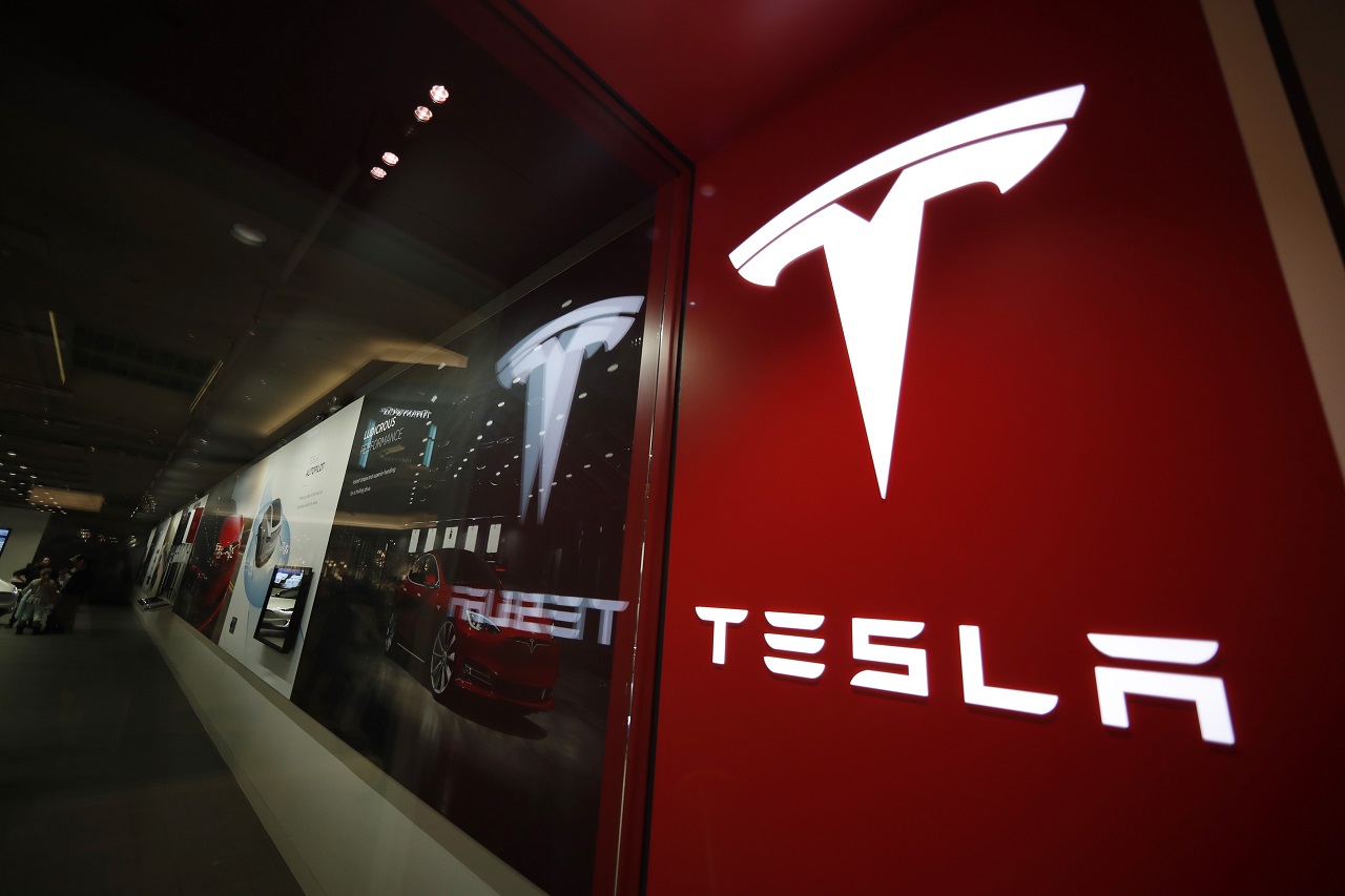 Musk zápasí s nespokojnosťou investorov do výroby elektromobilov