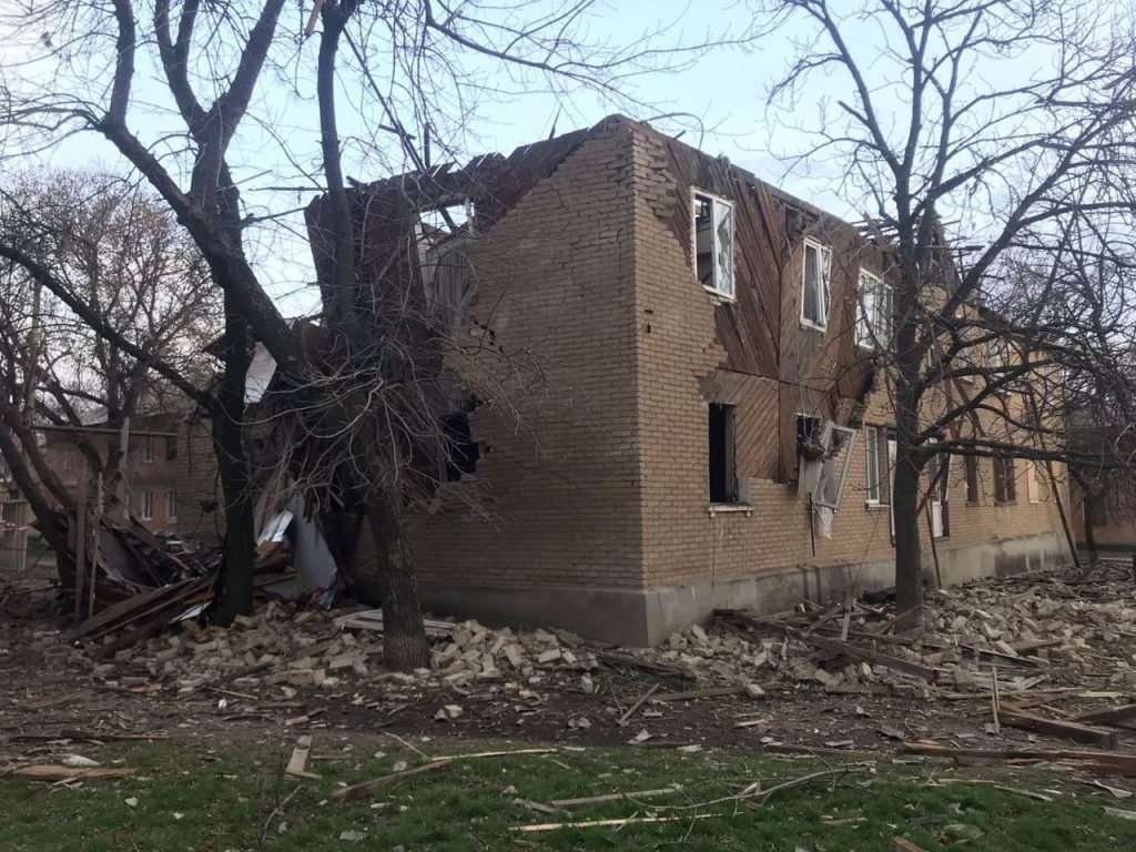 V Doneckej oblasti, Ukrajinsk, obec Selidivska, bola ostreľovaná z Gradov, poškodených päť domov