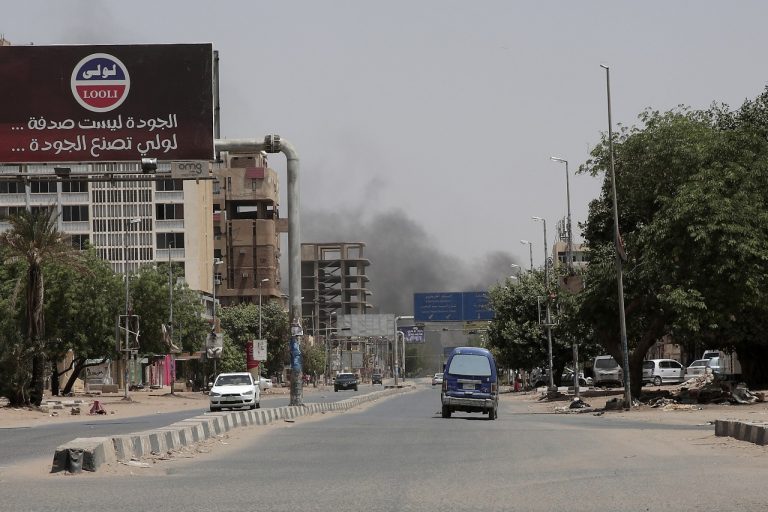 Z Chartúmu hlásia streľbu a výbuchy