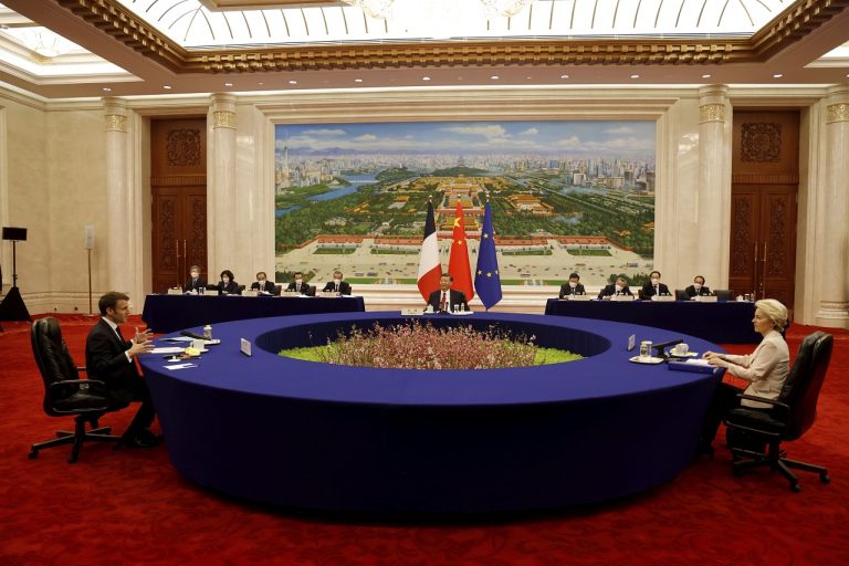 Francúzsky prezident Emmanuel Macron a predsedníčka EK Ursula von der Leyenová rokovali s čínskym prezidentom Si Ťin-pchingom