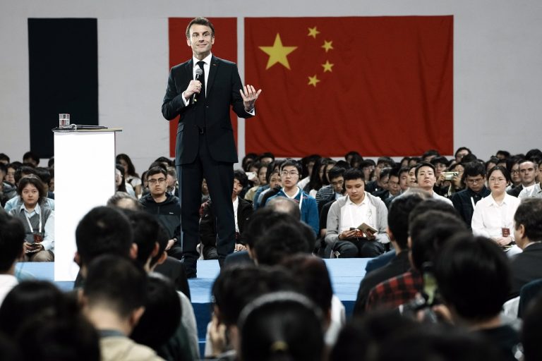 Francúzsky prezident Emmanuel Macron pokračuje v návšteve Číny