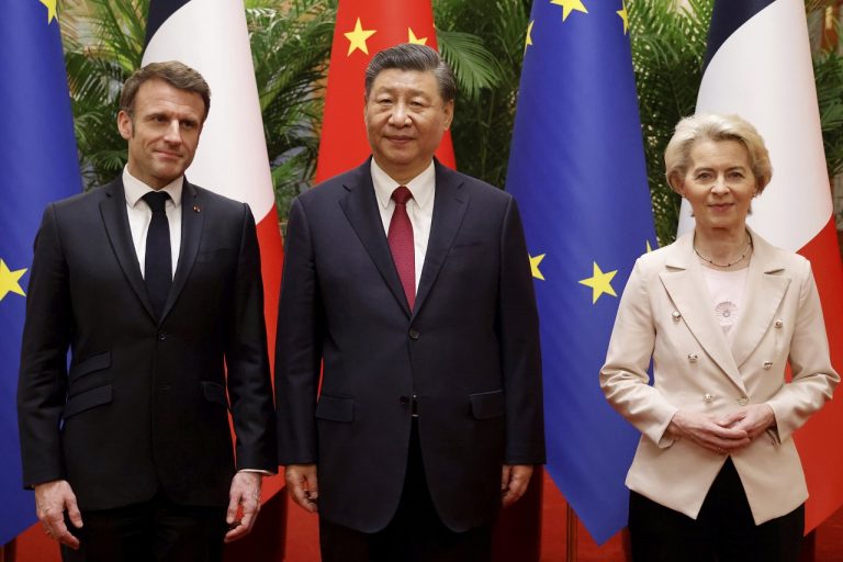 francúzsky prezident Emmanuel Macron, čínsky prezident Si Ťin-pching a predsedníčka Európskej komisie Ursula von der Leyenová