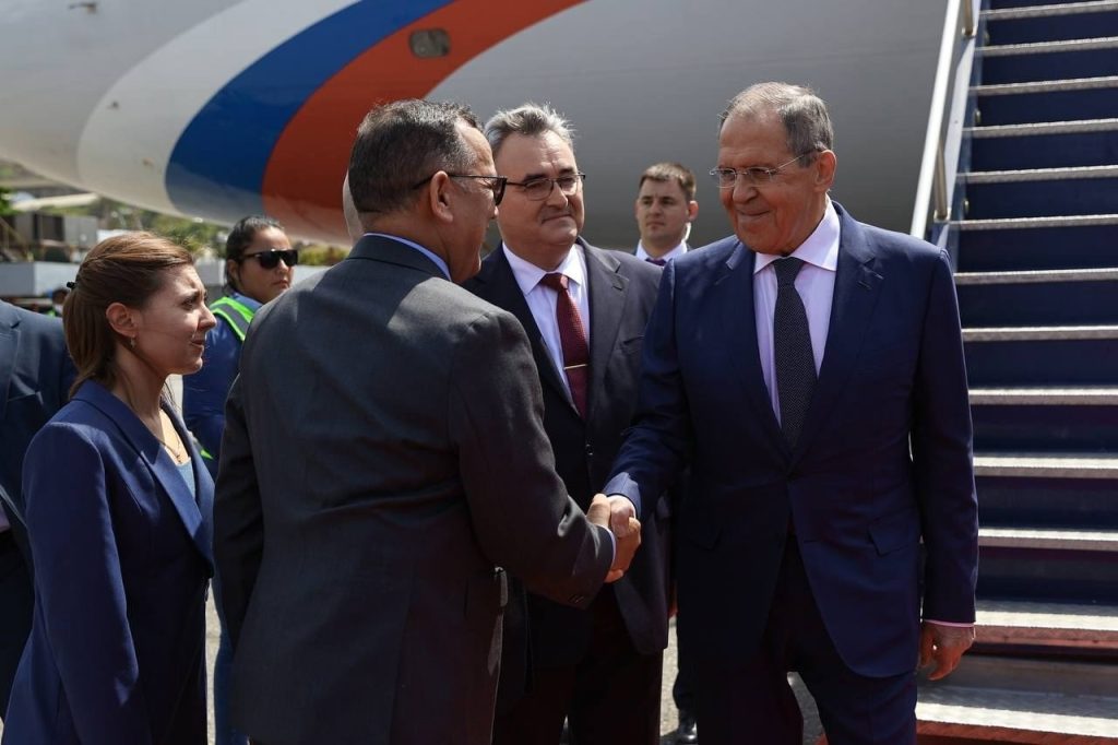 Sergej Lavrov pricestoval do Caracasu