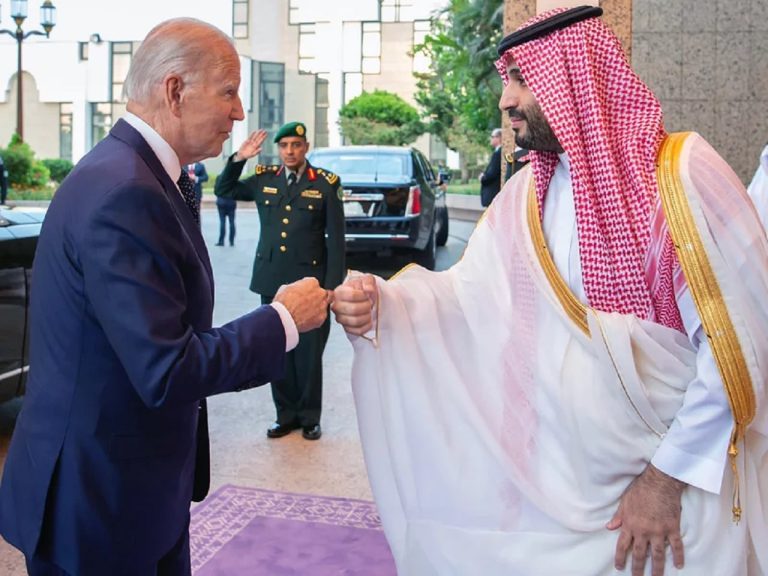 Joe Biden a Abdulaziz bin Salmán