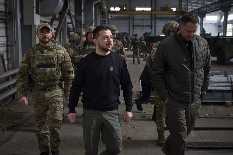 Zelenskyj navštívil vojakov v meste Avdijivka na východe Ukrajiny